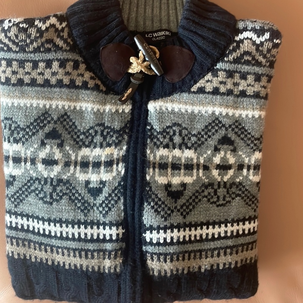 Men’s front zip heavy sweater.